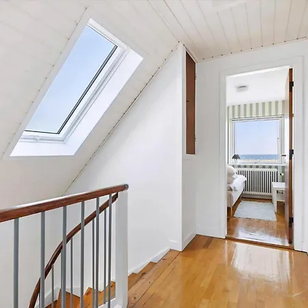 Family Friendly House By The Sea 펜션 알링에
