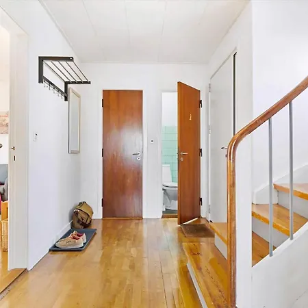 Family Friendly House By The Sea 펜션 알링에