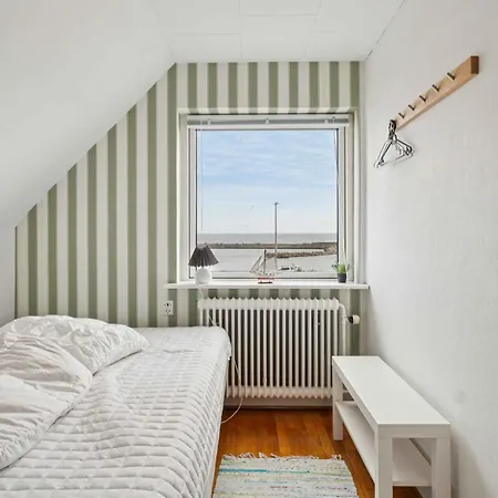 Family Friendly House By The Sea 펜션 알링에