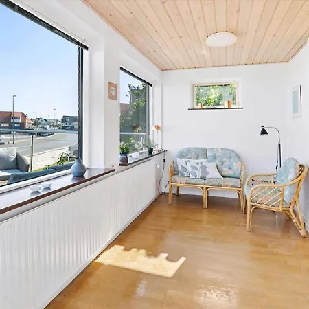 Family Friendly House By The Sea 펜션 알링에