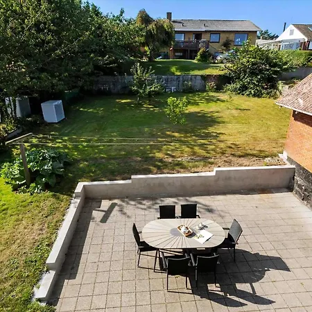 Family Friendly House By The Sea 알링에