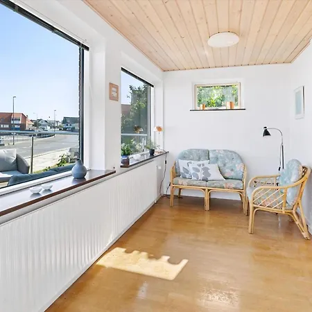 Family Friendly House By The Sea 펜션 *