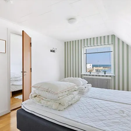 Family Friendly House By The Sea 알링에