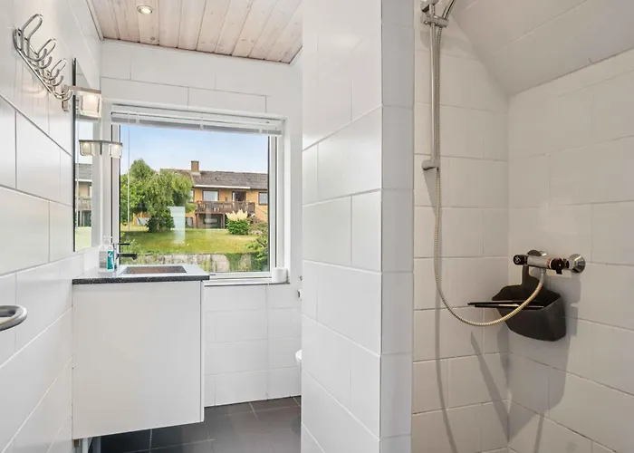 Family Friendly House By The Sea